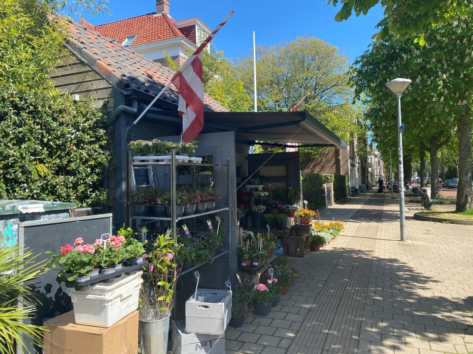 Bloemenwinkeltje aan de weg met alkmaarse vlag